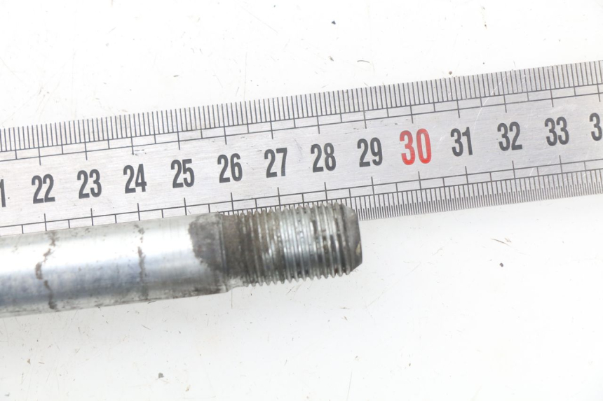 photo de FRONT WHEEL AXLE YAMAHA XVS DRAG STAR DRAGSTAR 650 (1997 - 2007) - Zoom on usage condition