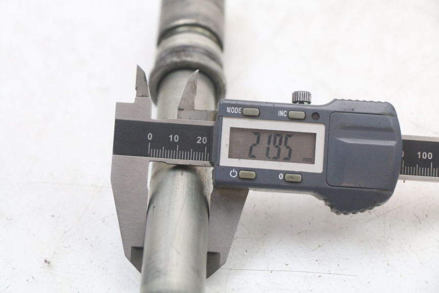 photo de FRONT WHEEL AXLE YAMAHA FJR ABS 1300 (2006 - 2012) - Technical close-up