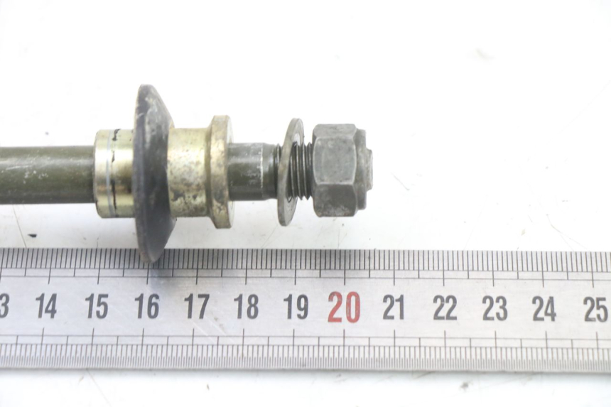 photo de FRONT WHEEL AXLE YAMAHA TTR 125 (2000 - 2020) - Alternative perspective