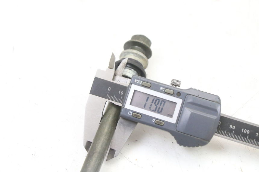 photo de FRONT WHEEL AXLE YAMAHA TTR 125 (2000 - 2020) - Technical close-up