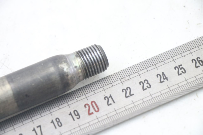 photo de FRONT WHEEL AXLE YAMAHA YZ-F YZF 250 (2007 - 2013) - Alternative perspective