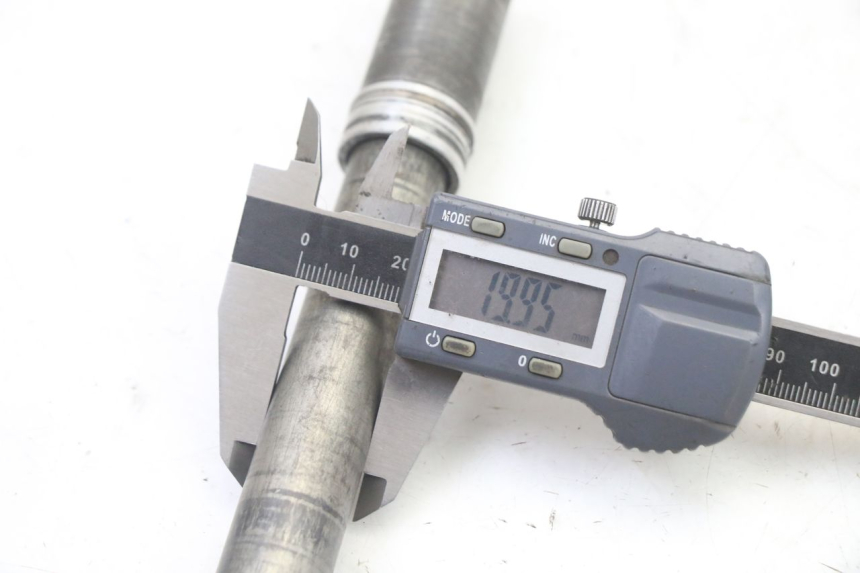 photo de FRONT WHEEL AXLE YAMAHA YZ-F YZF 250 (2007 - 2013) - Product overview