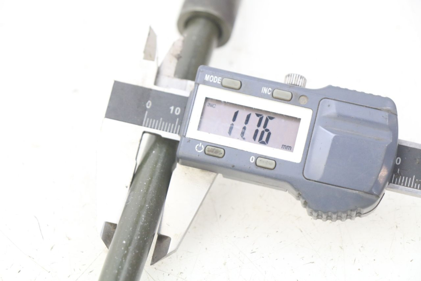 photo de FRONT WHEEL AXLE YAMASAKI YM T 125 (2015 - 2020) - Alternative perspective