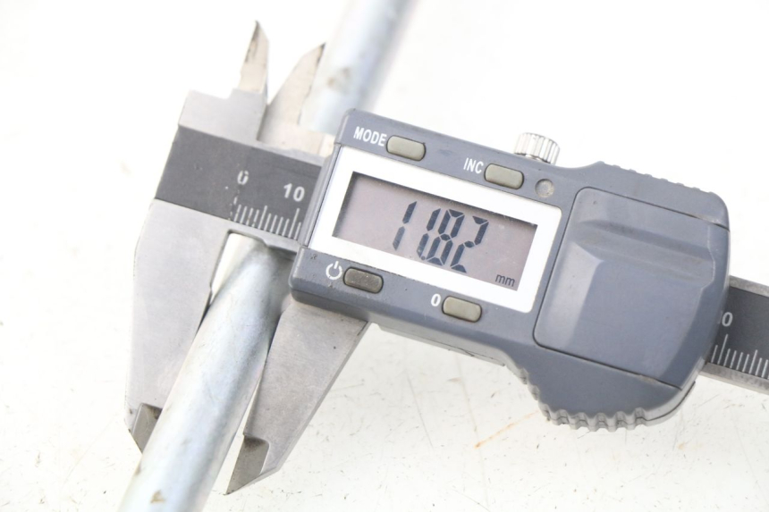 photo de FRONT WHEEL AXLE YAMAHA YP MAJESTY 125 (2007 - 2010) - Alternative perspective