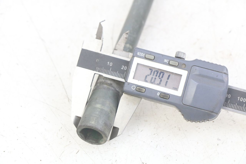 photo de FRONT WHEEL AXLE YAMAHA YP MAJESTY 400 (2004 - 2008) - Component detail