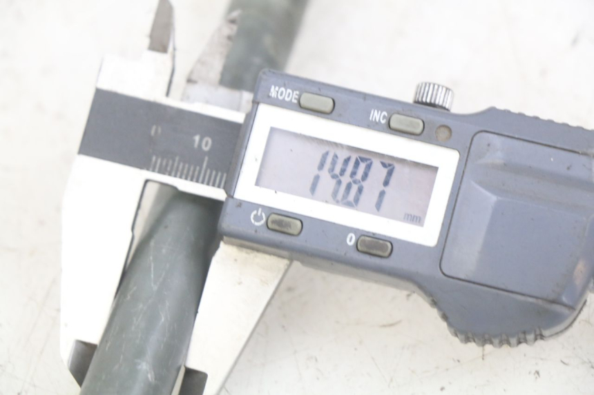 photo de FRONT WHEEL AXLE YAMAHA YP MAJESTY 400 (2004 - 2008) - Zoom on usage condition