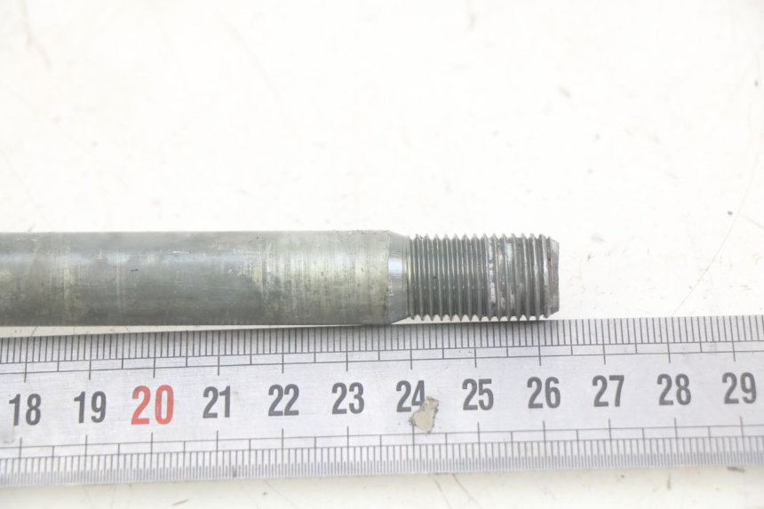 photo de FRONT WHEEL AXLE YAMAHA YP MAJESTY 400 (2004 - 2008) - Alternative perspective