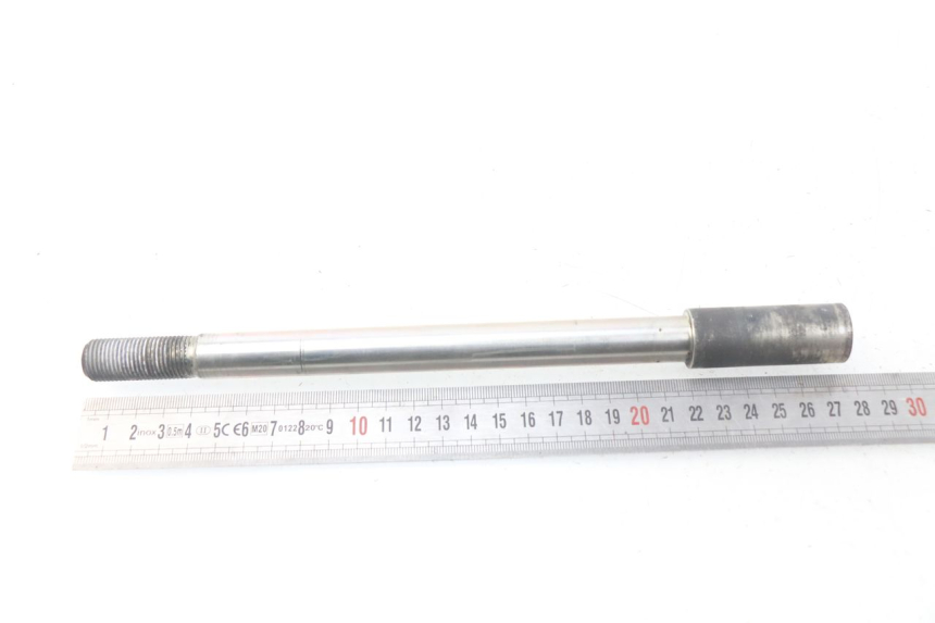 photo de FRONT WHEEL AXLE YAMAHA YP X-MAX XMAX 400 (2014 - 2017) - Zoom on usage condition