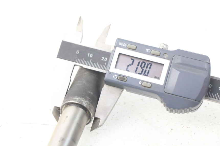 photo de FRONT WHEEL AXLE YAMAHA YP X-MAX XMAX 400 (2014 - 2017) - Alternative perspective