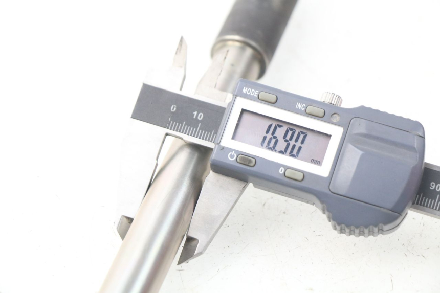 photo de FRONT WHEEL AXLE YAMAHA YP X-MAX XMAX 400 (2014 - 2017) - Technical close-up