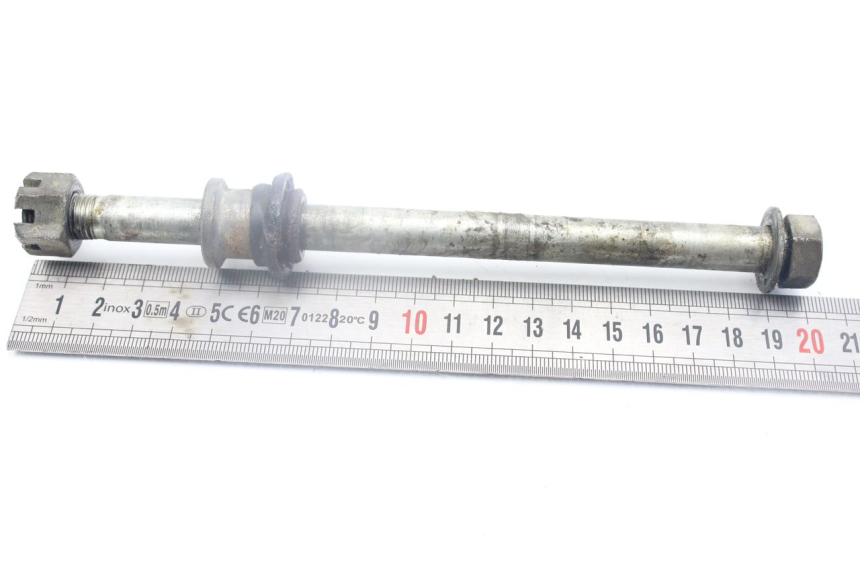 photo de FRONT WHEEL AXLE YAMAHA YZ 80 (1982 - 1983) - Alternative perspective