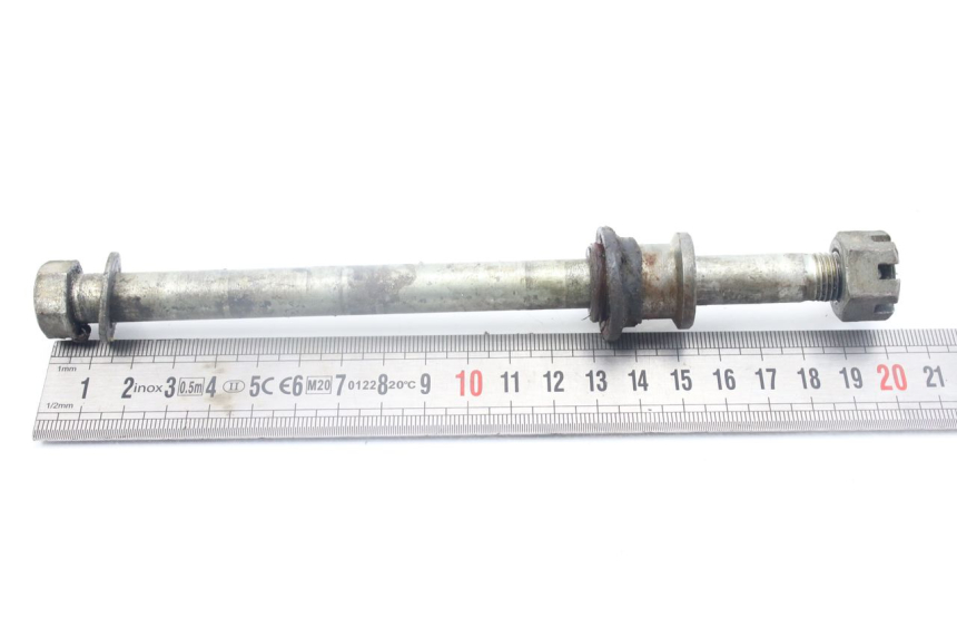 photo de FRONT WHEEL AXLE YAMAHA YZ 80 (1982 - 1983) - Technical close-up