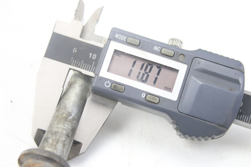 photo de FRONT WHEEL AXLE YAMAHA YZ 80 (1982 - 1983) - Product overview