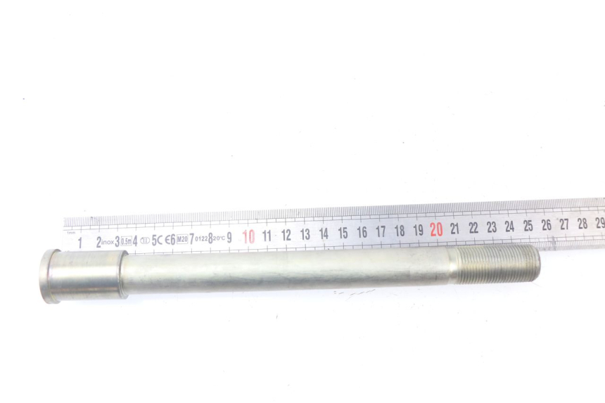 photo de FRONT WHEEL AXLE KAWASAKI Z ABS 750 (2007 - 2013) - Zoom on usage condition