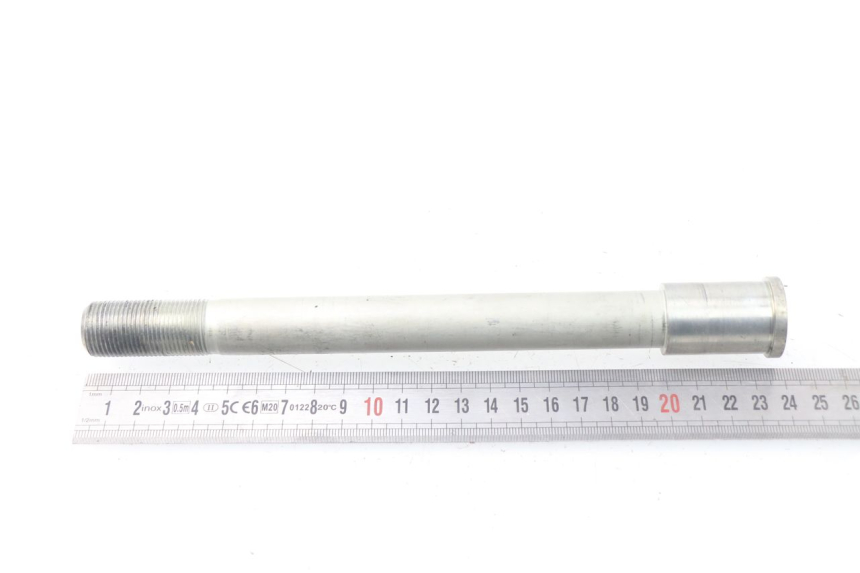 photo de FRONT WHEEL AXLE KAWASAKI Z Z900 900 (2017 - 2019) - Zoom on usage condition