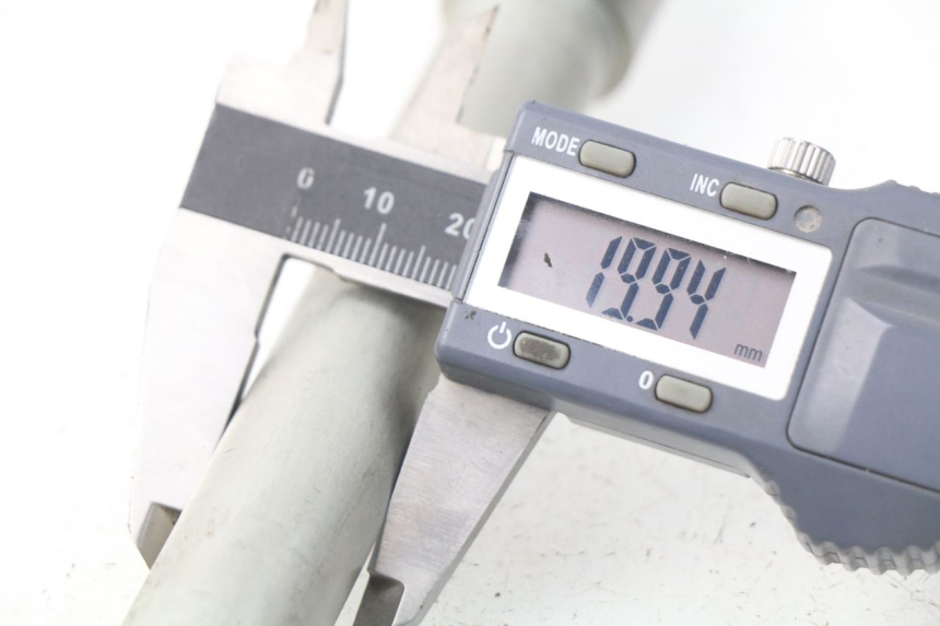 photo de FRONT WHEEL AXLE KAWASAKI Z Z900 900 (2017 - 2019) - Technical close-up