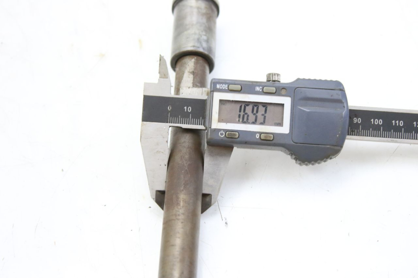 photo de FRONT WHEEL AXLE KAWASAKI ZEPHYR 1100 ( - 1995) - Technical close-up