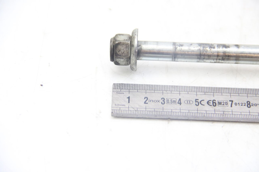 photo de FRONT WHEEL AXLE PIAGGIO ZIP 4T 50 (2018 - 2020) - Alternative perspective