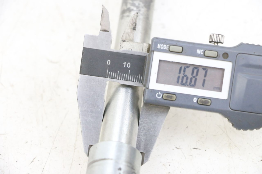 photo de FRONT WHEEL AXLE KAWASAKI ZR 7 750 (1999 - 2004) - Alternative perspective