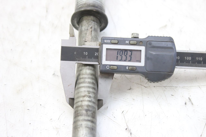 photo de FRONT WHEEL AXLE KAWASAKI ZX-6R ZX6R 600 (1995 - 1997) - Zoom on usage condition