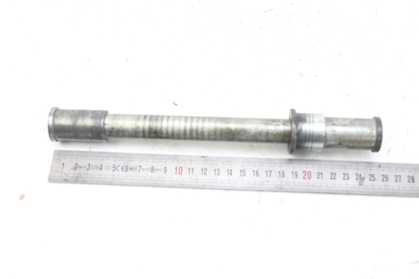 photo de FRONT WHEEL AXLE KAWASAKI ZX-6R ZX6R 600 (1995 - 1997) - Technical close-up