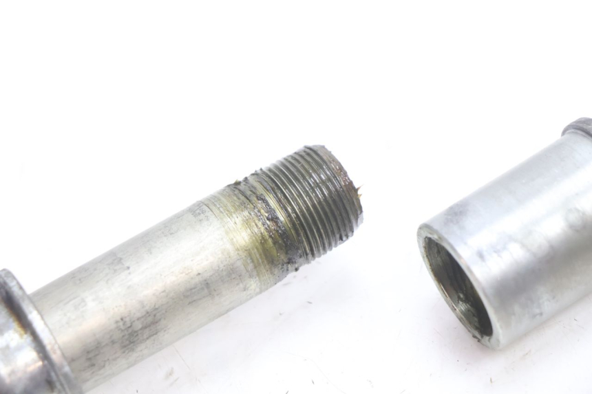 photo de FRONT WHEEL AXLE KAWASAKI ZX-6R ZX6R 600 (2000 - 2002) - Alternative perspective