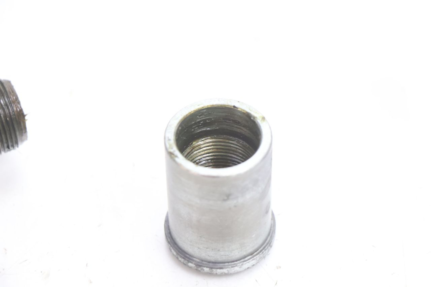 photo de FRONT WHEEL AXLE KAWASAKI ZX-6R ZX6R 600 (2000 - 2002) - Technical close-up