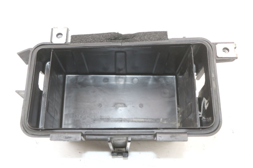 photo de BATTERY BOX HONDA FJS SILVER WING SILVERWING 400 (2005 - 2008) - Zoom on usage condition