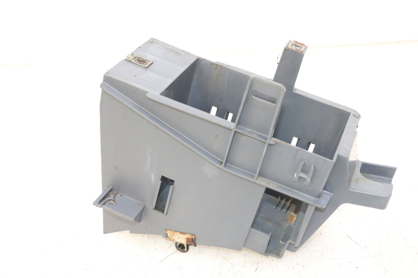 photo de BATTERY BOX PEUGEOT SATELIS COMPRESSOR K15 125 (2006 - 2009) - Alternative perspective