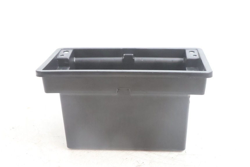 photo de BATTERY BOX JM MOTORS SANTANA EVO 50 (2024 - 2026) - Zoom on usage condition