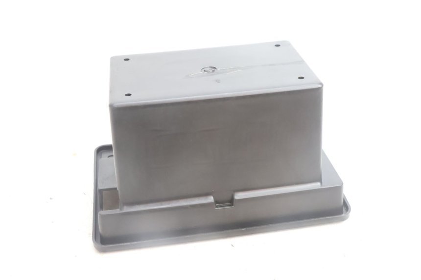 photo de BATTERY BOX JM MOTORS SANTANA EVO 50 (2024 - 2026) - Technical close-up