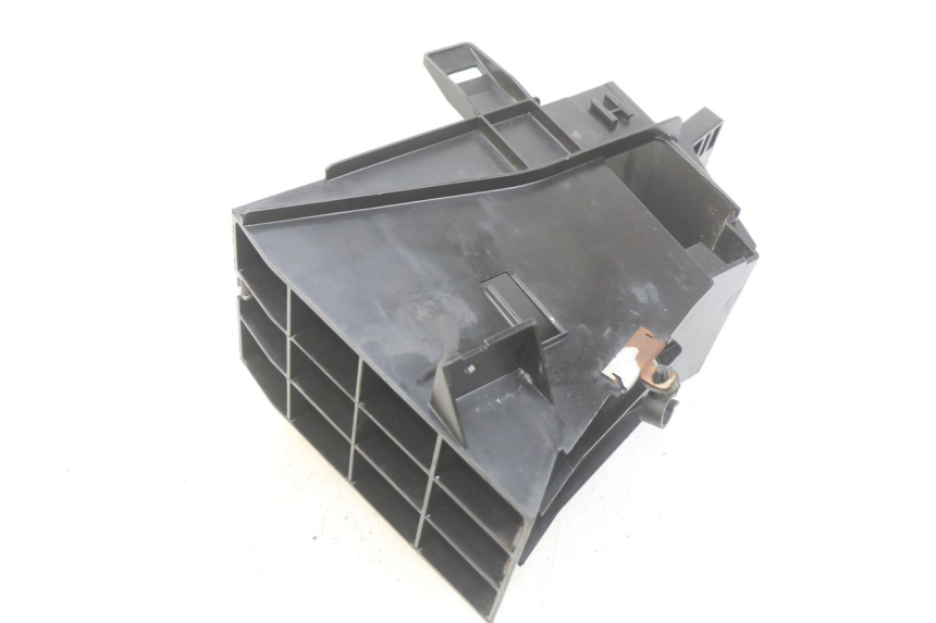 photo de BATTERY TRAY PEUGEOT SATELIS 125 (2006 - 2009) - Zoom on usage condition