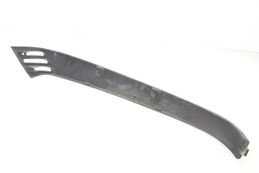 photo de REAR RIGHT BELLY PANEL PIAGGIO VESPA LX IE 125 (2010 - 2012) - Fixing points details