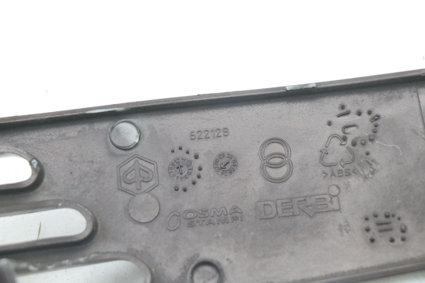 photo de REAR RIGHT BELLY PANEL PIAGGIO VESPA LX IE 125 (2010 - 2012) - Surface and material condition