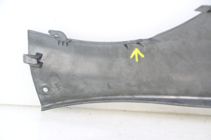 photo de REAR RIGHT BELLY PANEL PIAGGIO X9 AMALFI 180 (2000 - 2003) - Fixing points details