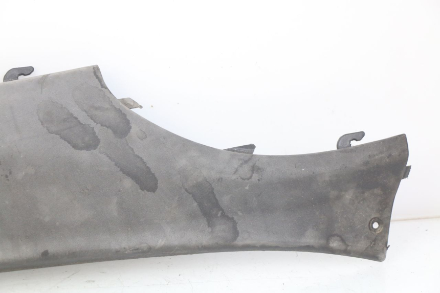 photo de RIGHT REAR LOWER FAIRING PIAGGIO X9 125 (2000 - 2003) - Fixing points details