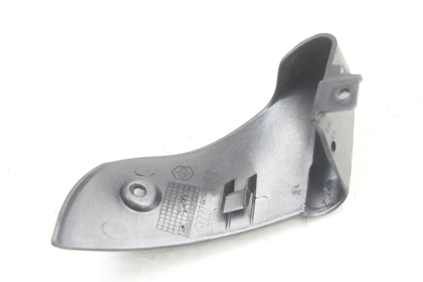 photo de LEFT REAR LOWER BODY PANEL PIAGGIO VESPA GRANTURISMO 125 (2003 - 2007) - Fixing points details