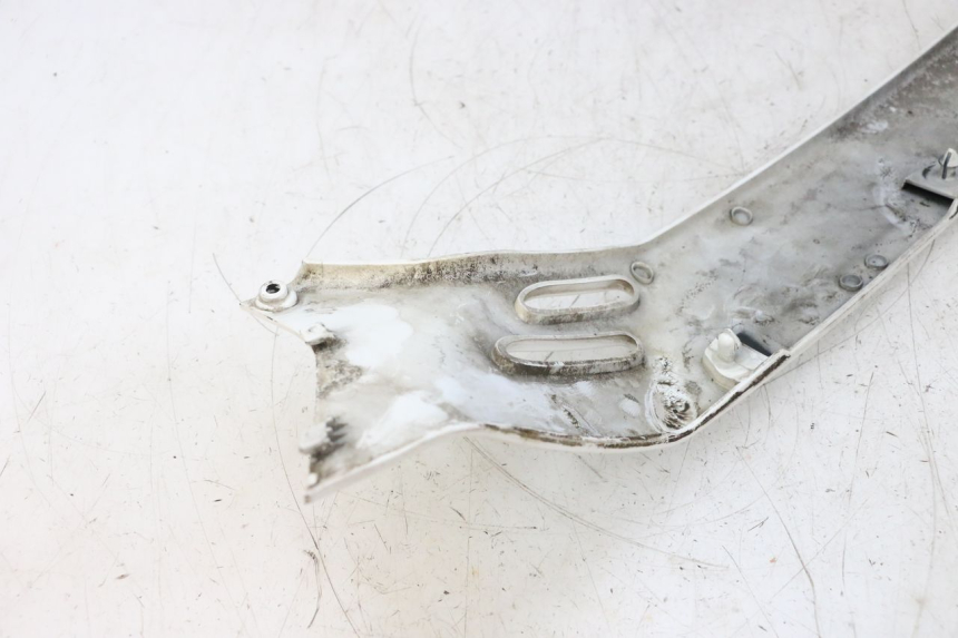 photo de REAR LEFT BELLY PANEL PIAGGIO VESPA GTS SUPER IE 125 (2009 - 2016) - Fixing points details