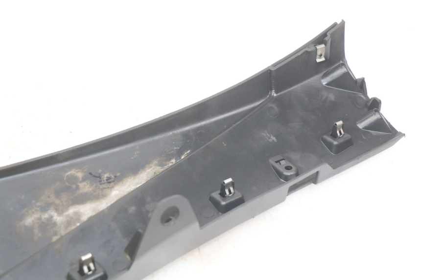 photo de RIGHT LOWER SIDE PANEL PIAGGIO FLY 4T 50 (2013 - 2017) - Technical close-up