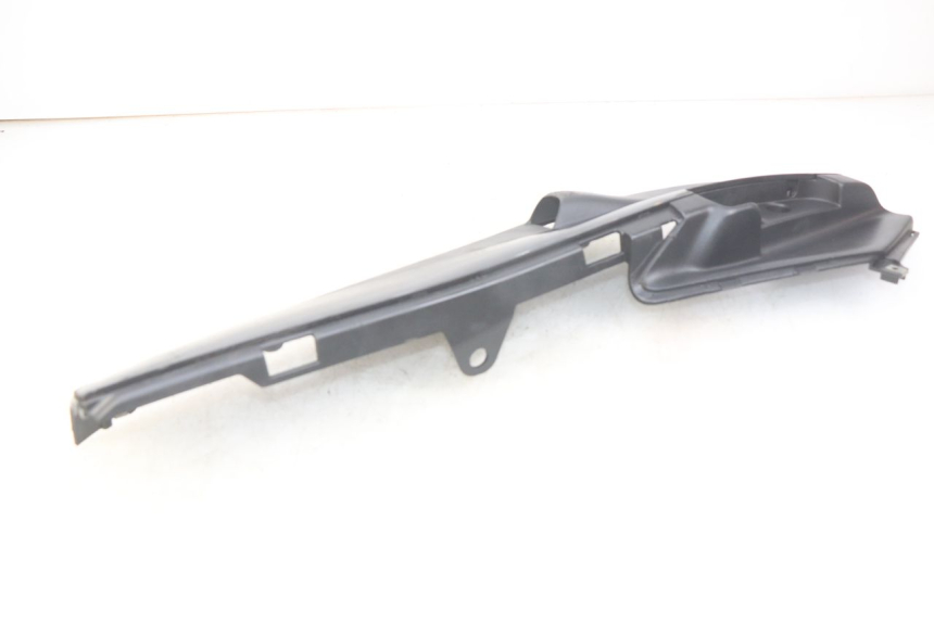 photo de RIGHT LOWER SIDE PANEL PIAGGIO FLY 4T 50 (2013 - 2017) - Fixing points details