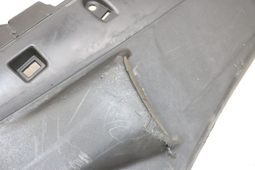 photo de RIGHT LOWER SIDE PANEL PIAGGIO FLY 4T 50 (2013 - 2017) - Distinctive features