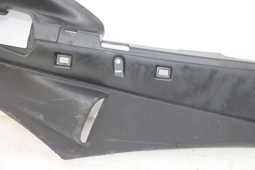 photo de RIGHT LOWER SIDE PANEL PIAGGIO FLY 4T 50 (2013 - 2017) - High-resolution close-up