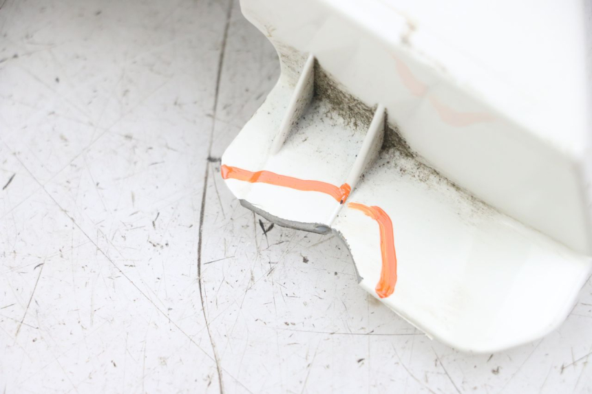 photo de RIGHT LOWER SIDE PANEL KYMCO LIKE 125 (2009 - 2016) - Surface and material condition