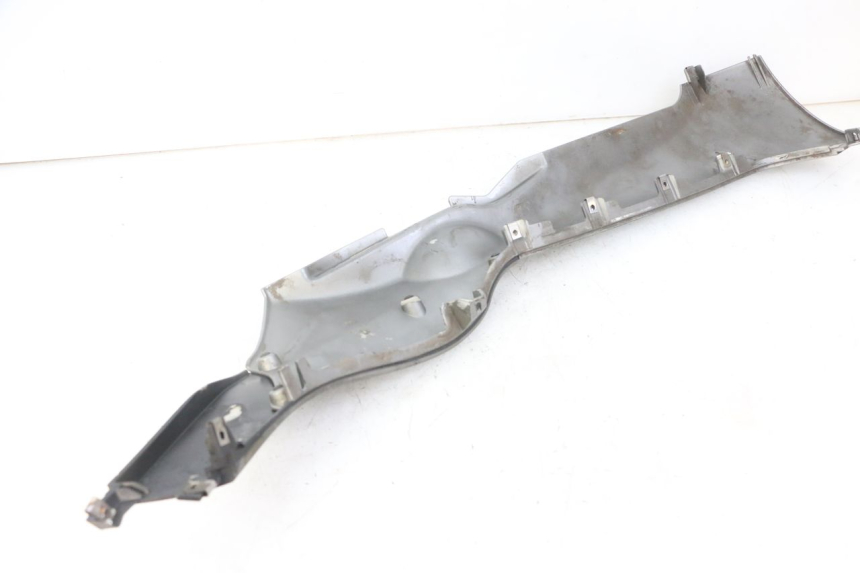 photo de RIGHT BELLY PANEL PIAGGIO MP3 LT 300 (2010 - 2016) - Fixing points details
