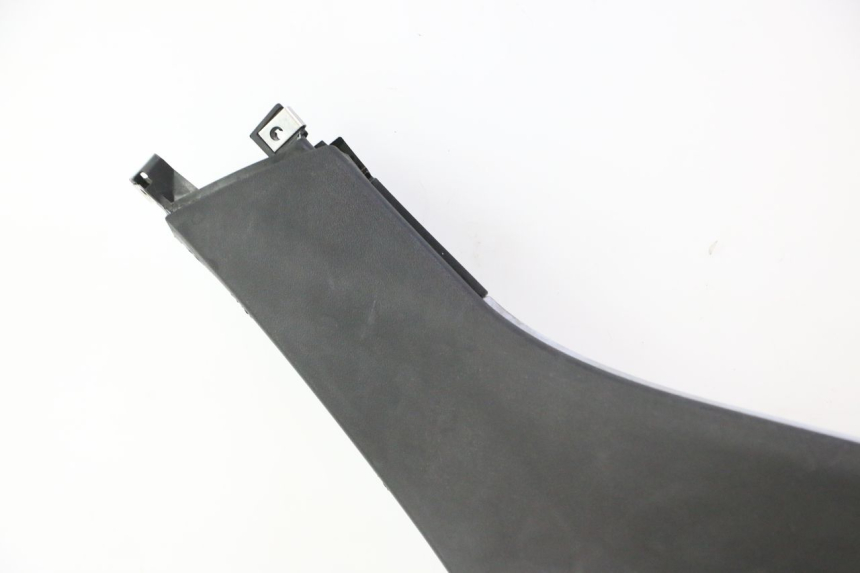 photo de RIGHT LOWER SIDE PANEL PIAGGIO MP3 125 (2006 - 2014) - Distinctive features