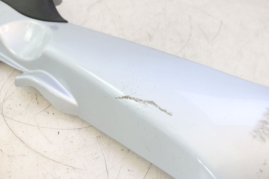 photo de RIGHT LOWER SIDE PANEL PIAGGIO MP3 125 (2006 - 2014) - Zoom on usage condition