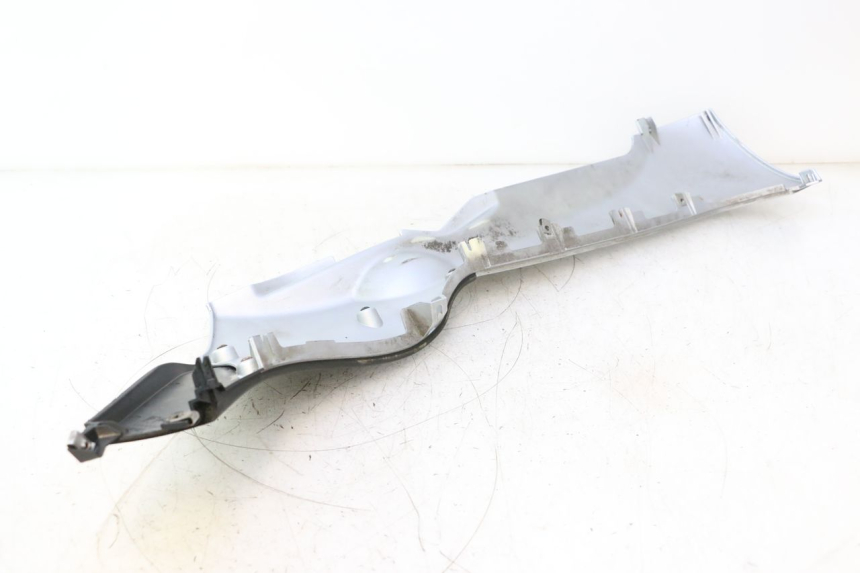 photo de RIGHT LOWER SIDE PANEL PIAGGIO MP3 125 (2006 - 2014) - Fixing points details