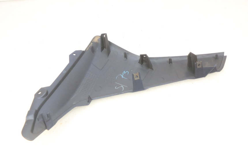 photo de RIGHT LOWER SIDE PANEL YAMAHA N-MAX NMAX 125 (2017 - 2020) - Zoom on usage condition