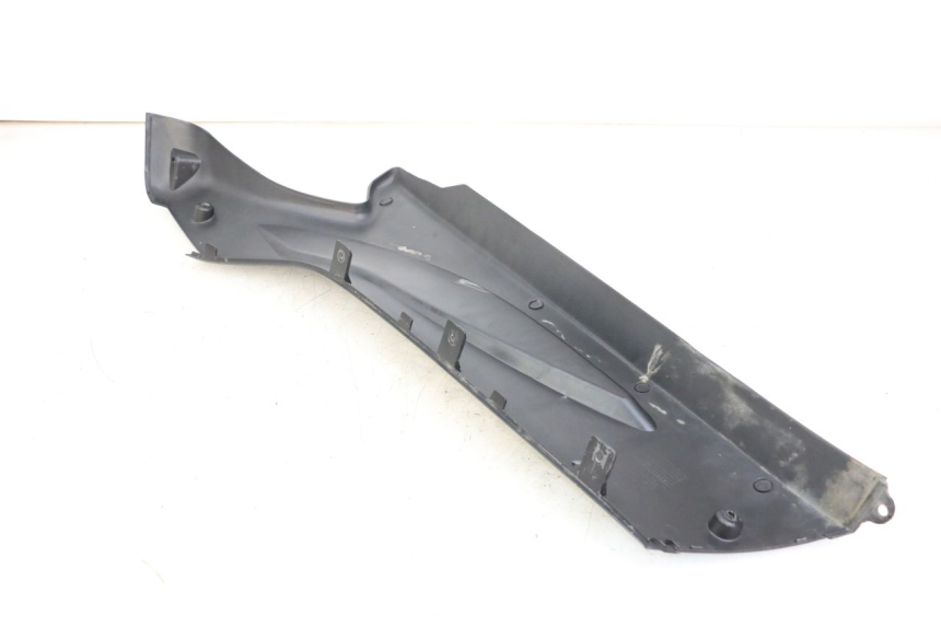 photo de RIGHT LOWER SIDE PANEL DAELIM S3 125 (2010 - 2017) - Surface and material condition