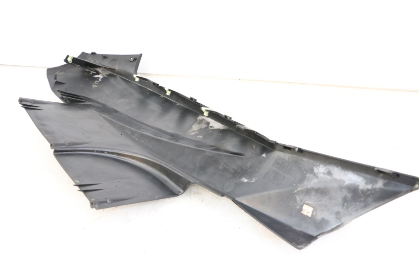 photo de RIGHT BELLY PANEL PEUGEOT SATELIS 125 (2013 - 2018) - Zoom on usage condition